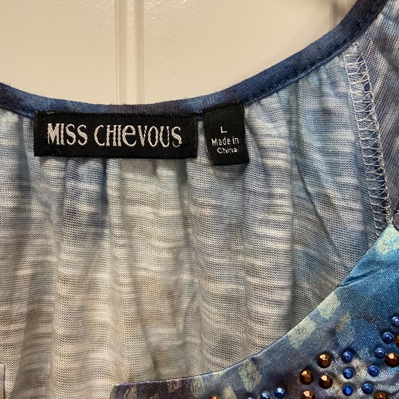 Scalloped neck top - Picture 2 of 3